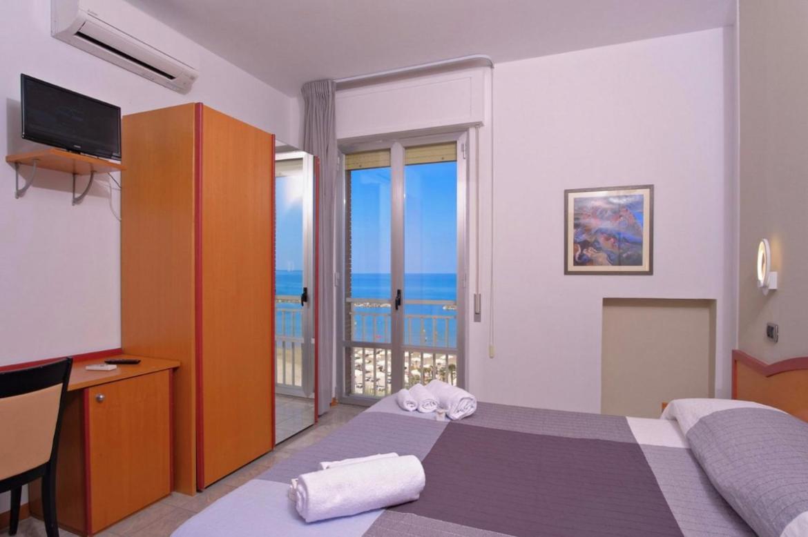 Hotel La Perla Cupra Marittima Luaran gambar
