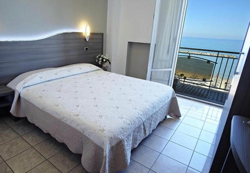 Hotel La Perla Cupra Marittima Luaran gambar