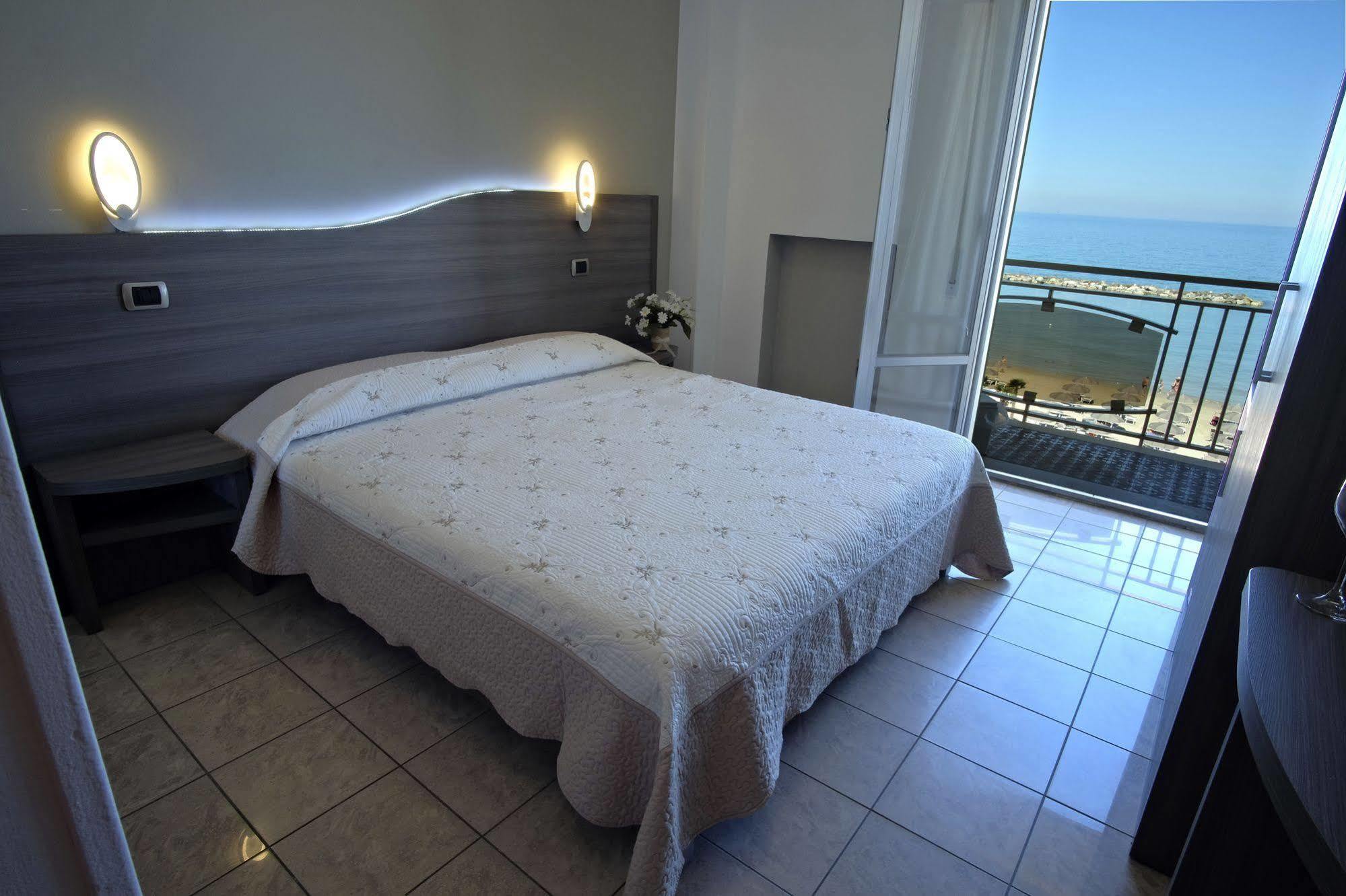 Hotel La Perla Cupra Marittima Luaran gambar