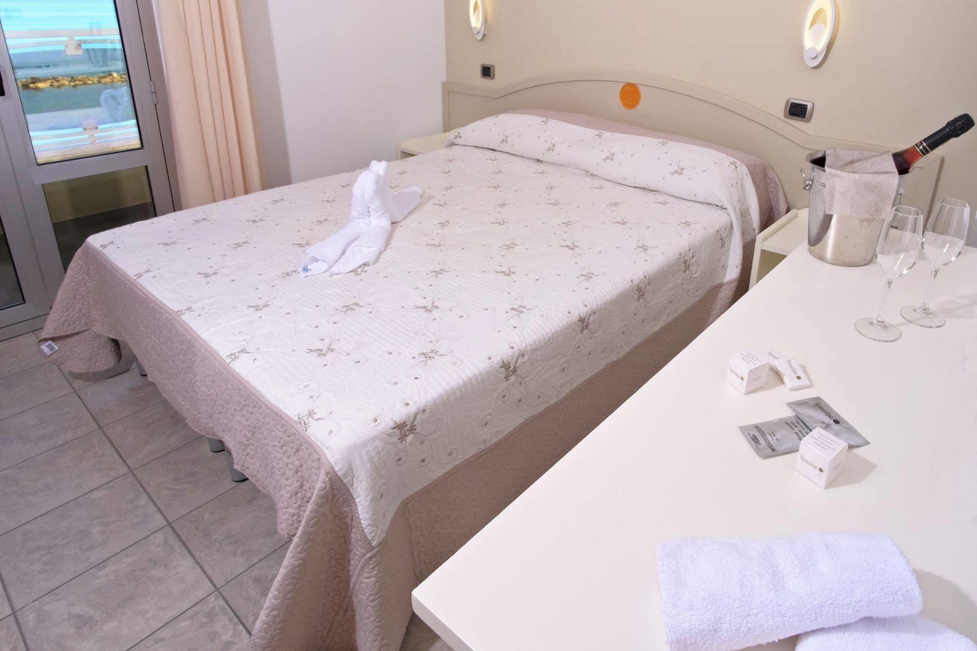 Hotel La Perla Cupra Marittima Luaran gambar